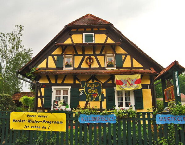 KU-Stall-Aussenansicht_Titel